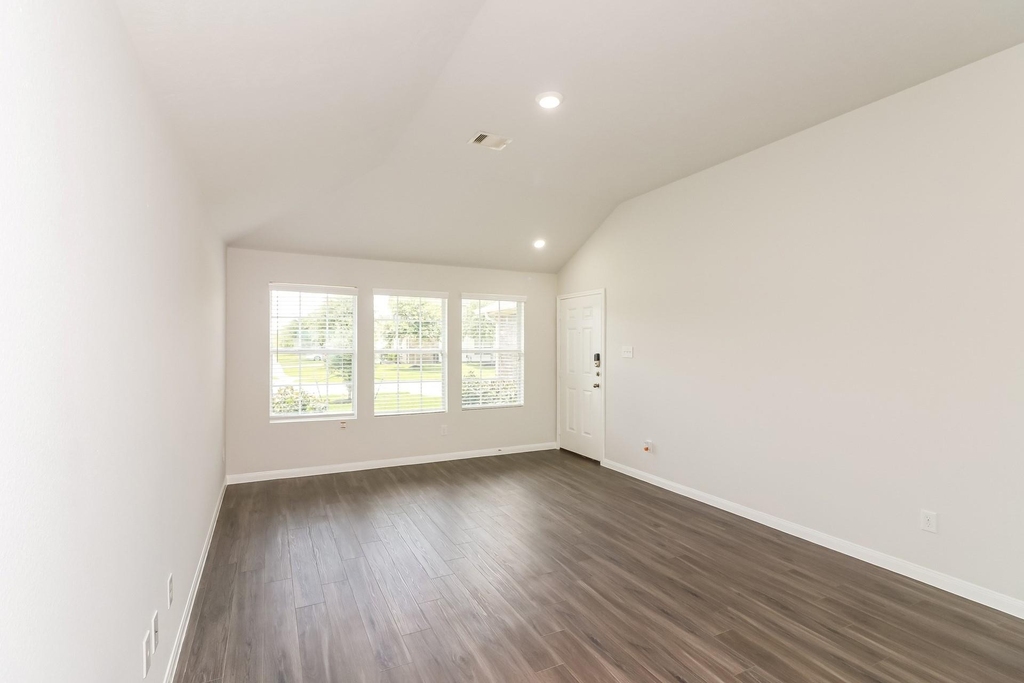 810 Desoto Drive - Photo 3