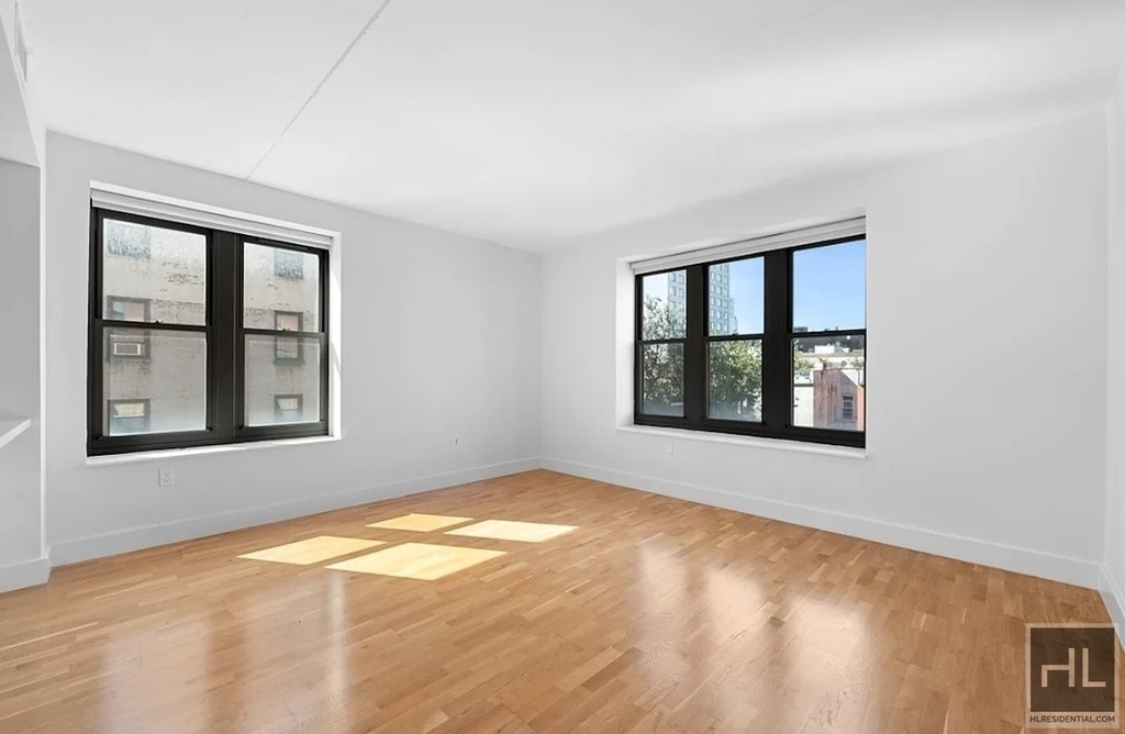 310 Clarkson Avenue - Photo 4