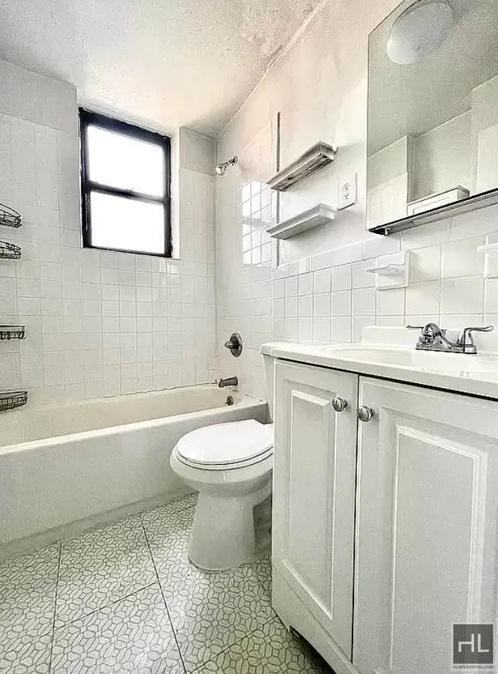 323a East 89th Street - Photo 4
