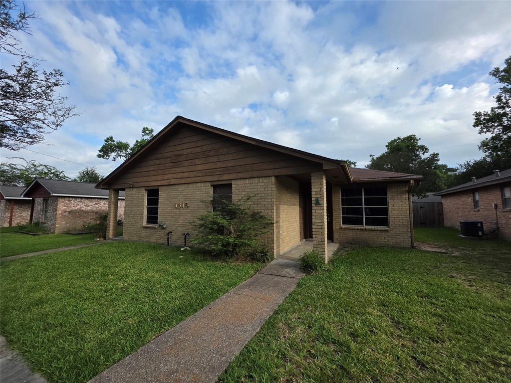 1615 Hazelwood Street - Photo 0