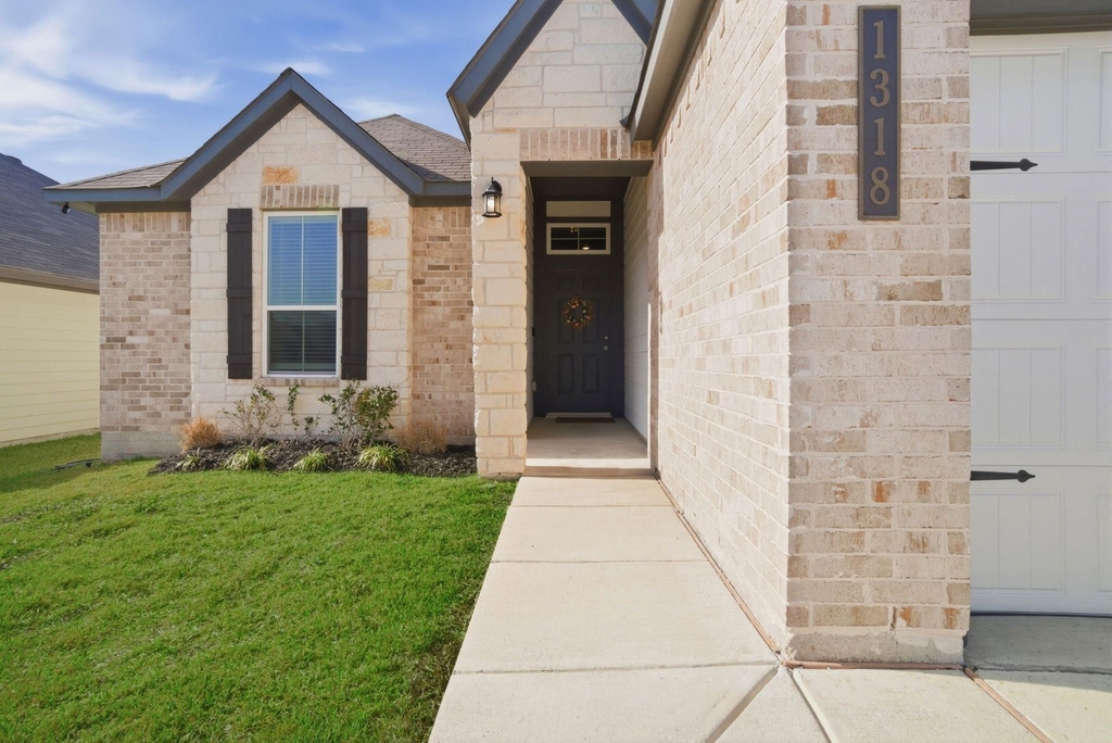 1318 Kingsgate Drive - Photo 3
