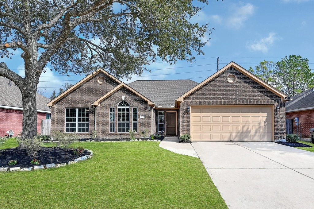 1035 E Hampton Drive - Photo 0