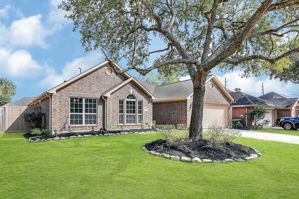 1035 E Hampton Drive - Photo 1