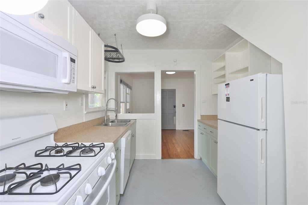 340 Moffett Court N - Photo 4