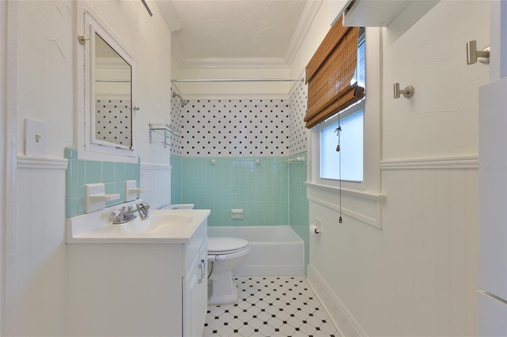 340 Moffett Court N - Photo 6