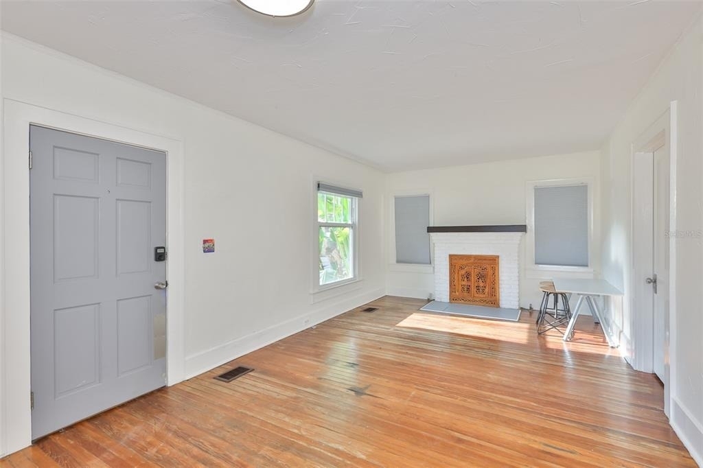 340 Moffett Court N - Photo 1