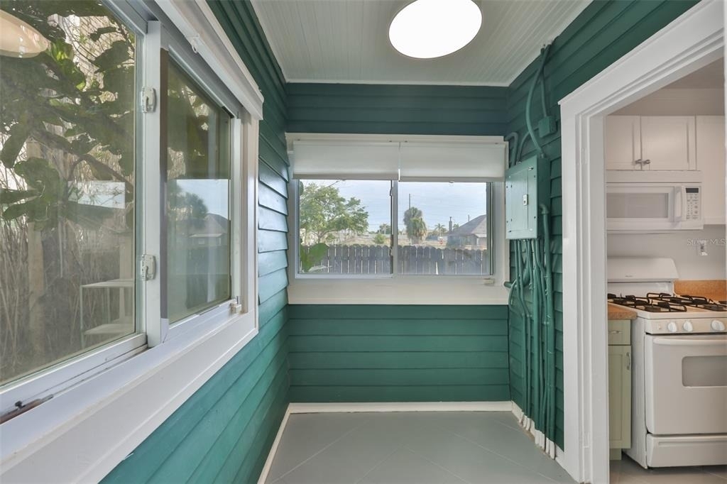 340 Moffett Court N - Photo 5