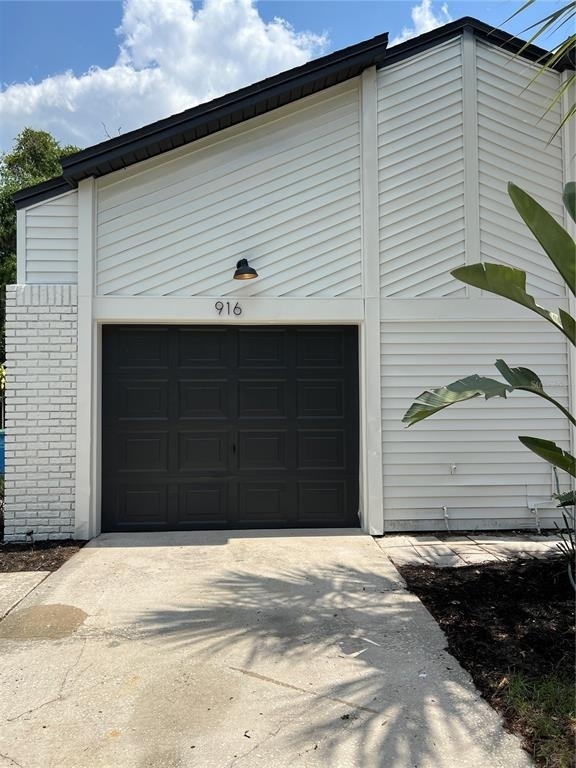 916 Robinhood Court - Photo 0