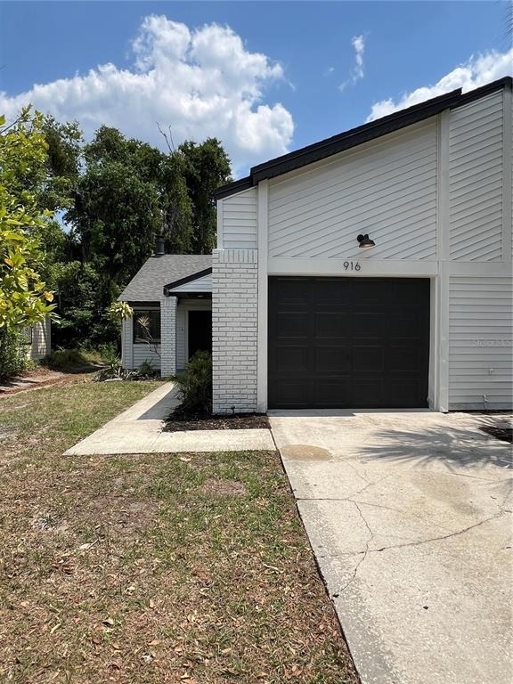 916 Robinhood Court - Photo 1