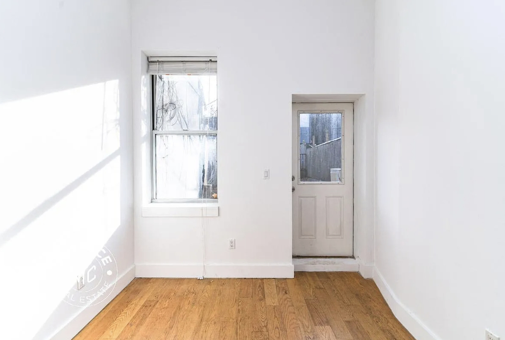 828 St Johns Place - Photo 2