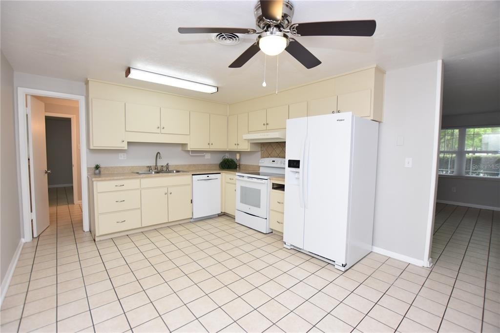 1424 Phyllis Street - Photo 2
