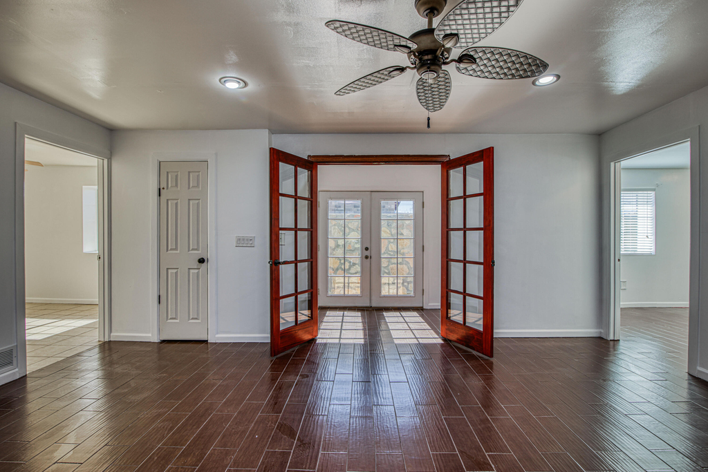 8613 Kingsway Drive - Photo 3