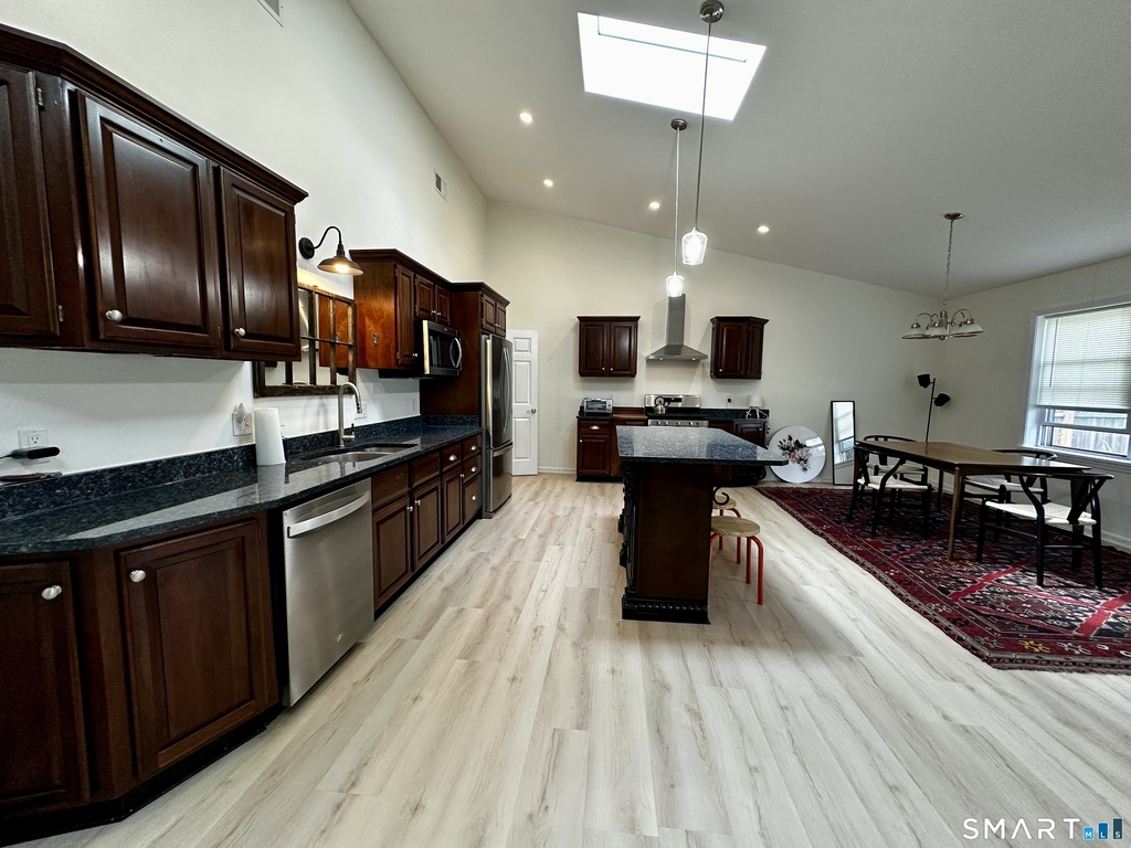 18 Graves Avenue - Photo 2
