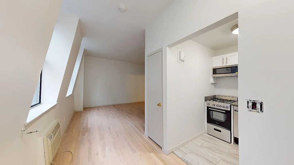 201 West 14th Street - Photo 2