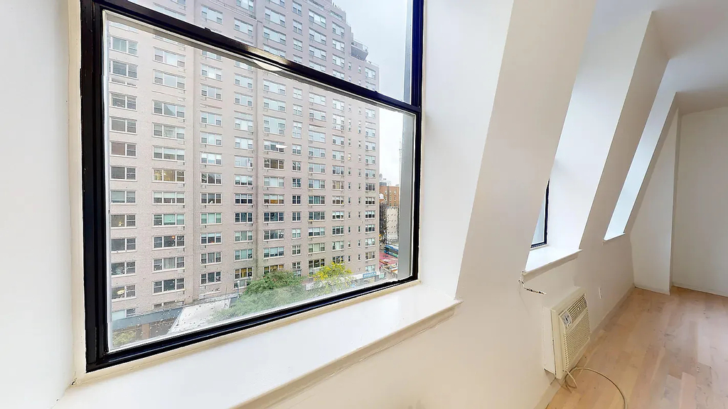201 West 14th Street - Photo 5