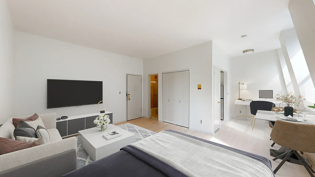 201 West 14th Street - Photo 1