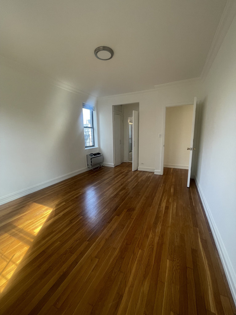 York Avenue - Photo 5