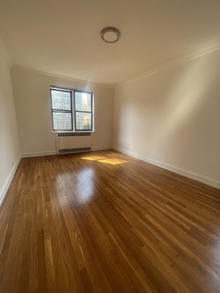 York Avenue - Photo 4