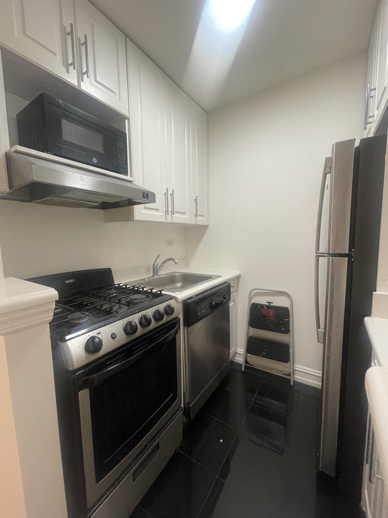York Avenue - Photo 1