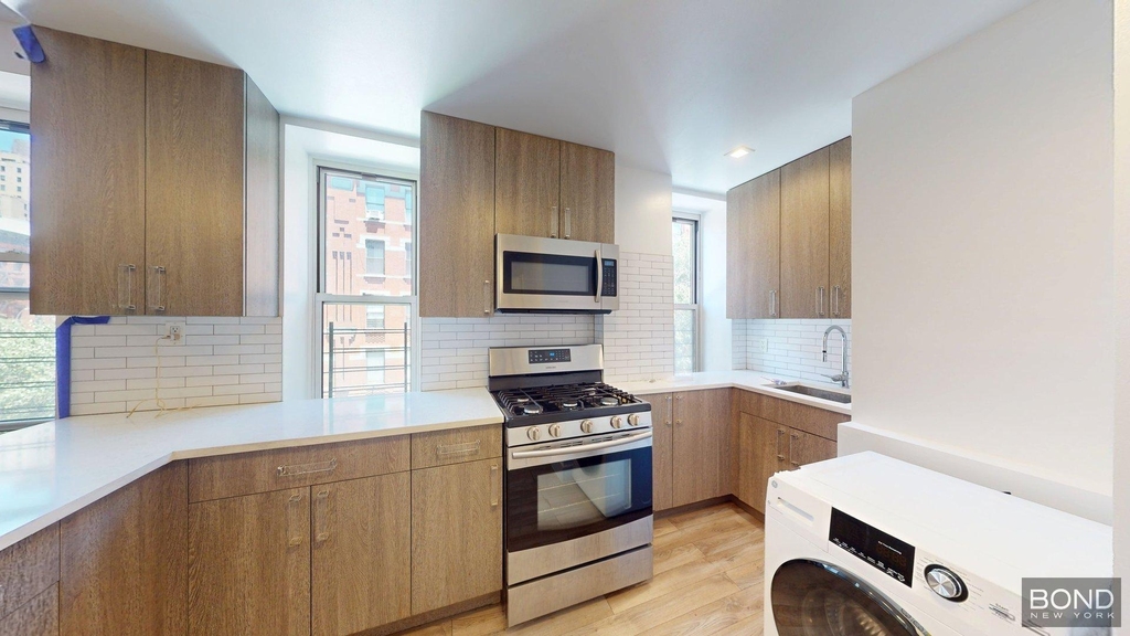 Ninth Avenue - Photo 0