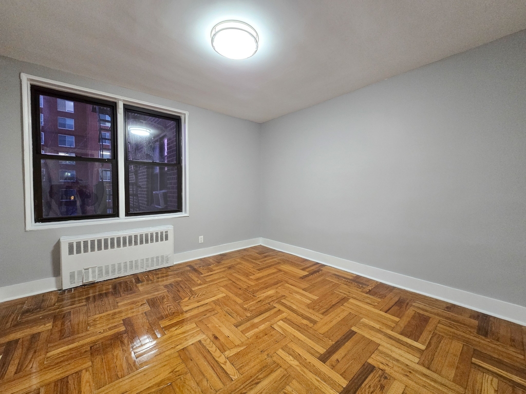 525-527 Riverdale Avenue - Photo 3