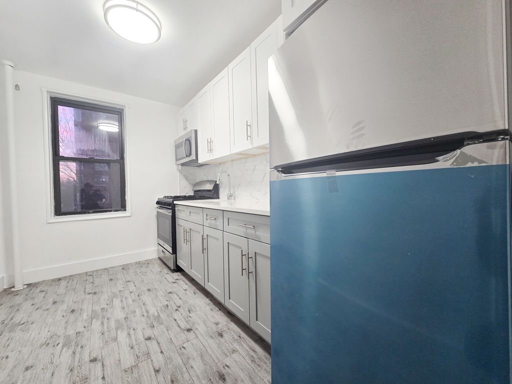 525-527 Riverdale Avenue - Photo 1