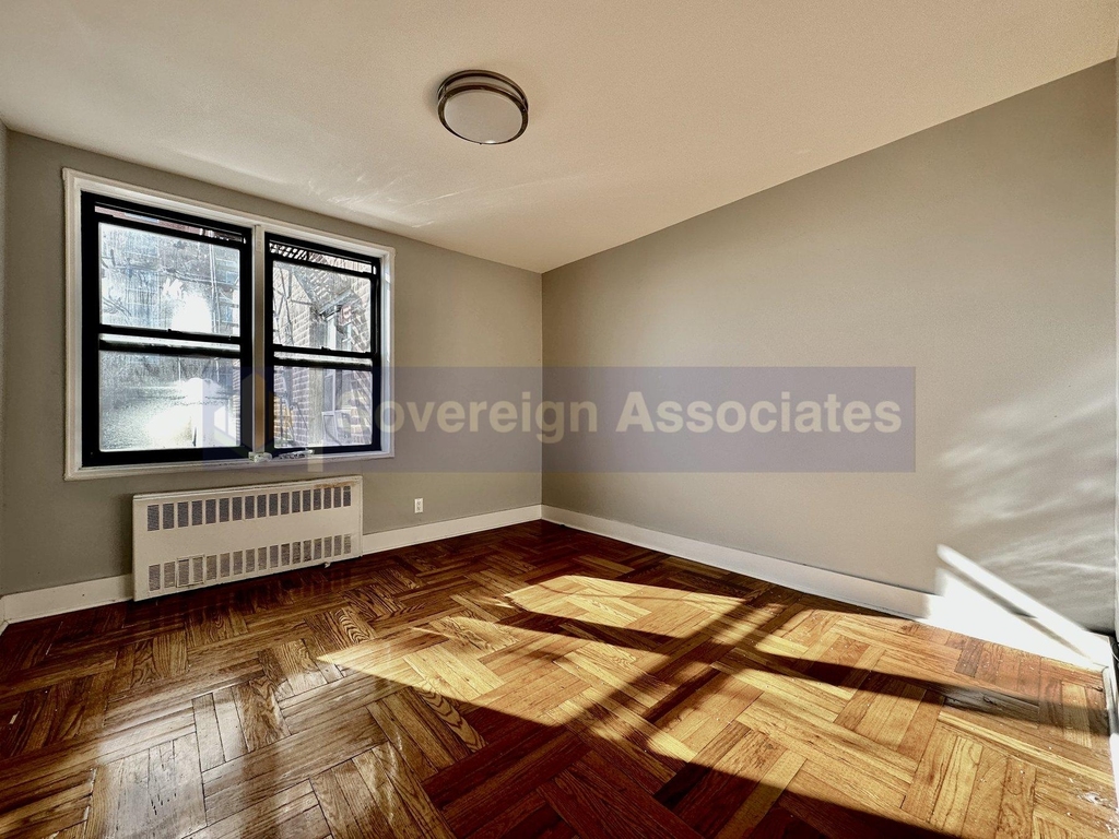 525-527 Riverdale Avenue - Photo 2