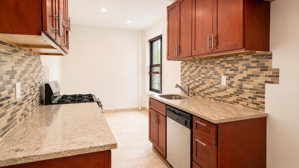 30 Dongan Place - Photo 8