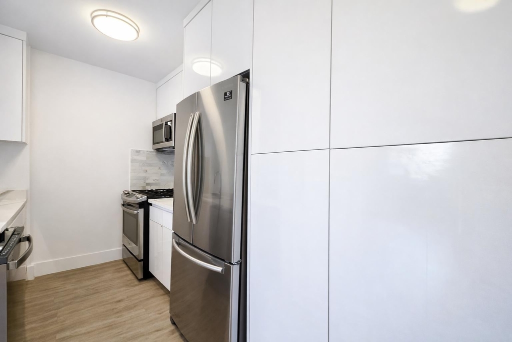 1735 York Avenue - Photo 3