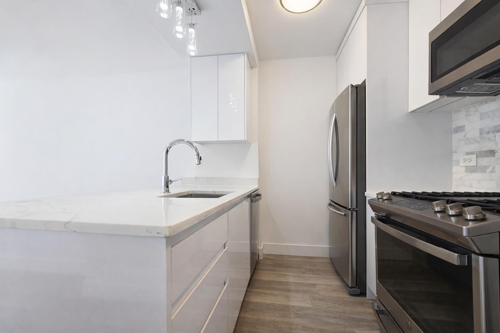 1735 York Avenue - Photo 5