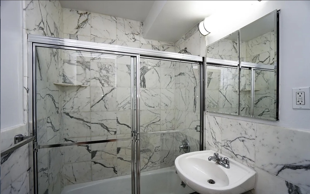 East 80th Street - Photo 5