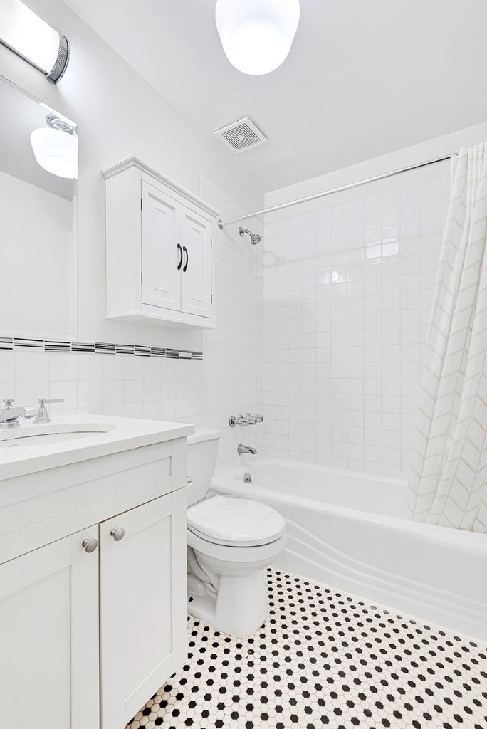 226 East 70th Street - Photo 11