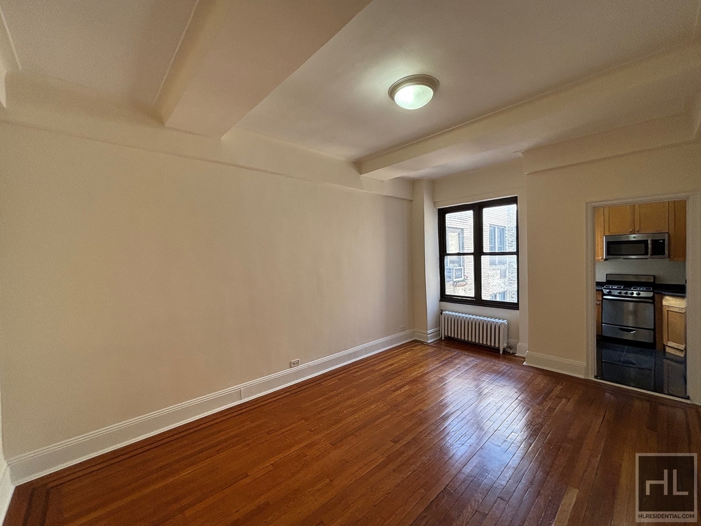 Second Avenue - Photo 2