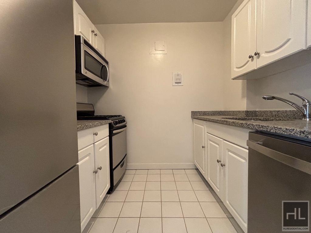 Fourth Avenue - Photo 1
