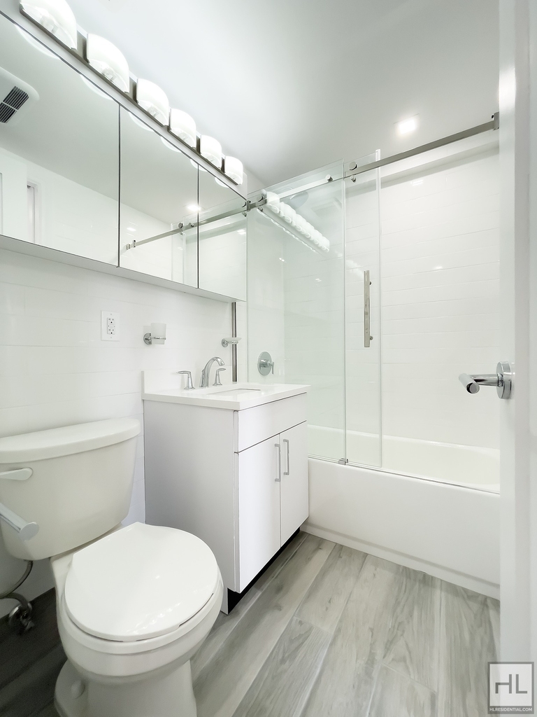 E 16 St - Photo 3