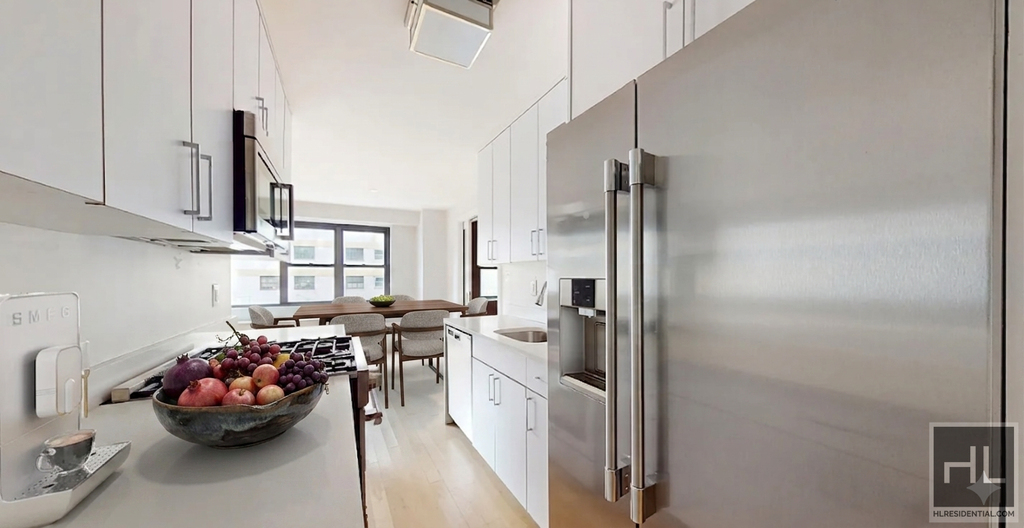E 16 St - Photo 2