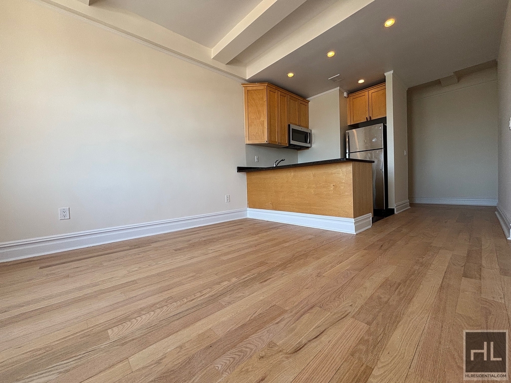 Second Avenue - Photo 2
