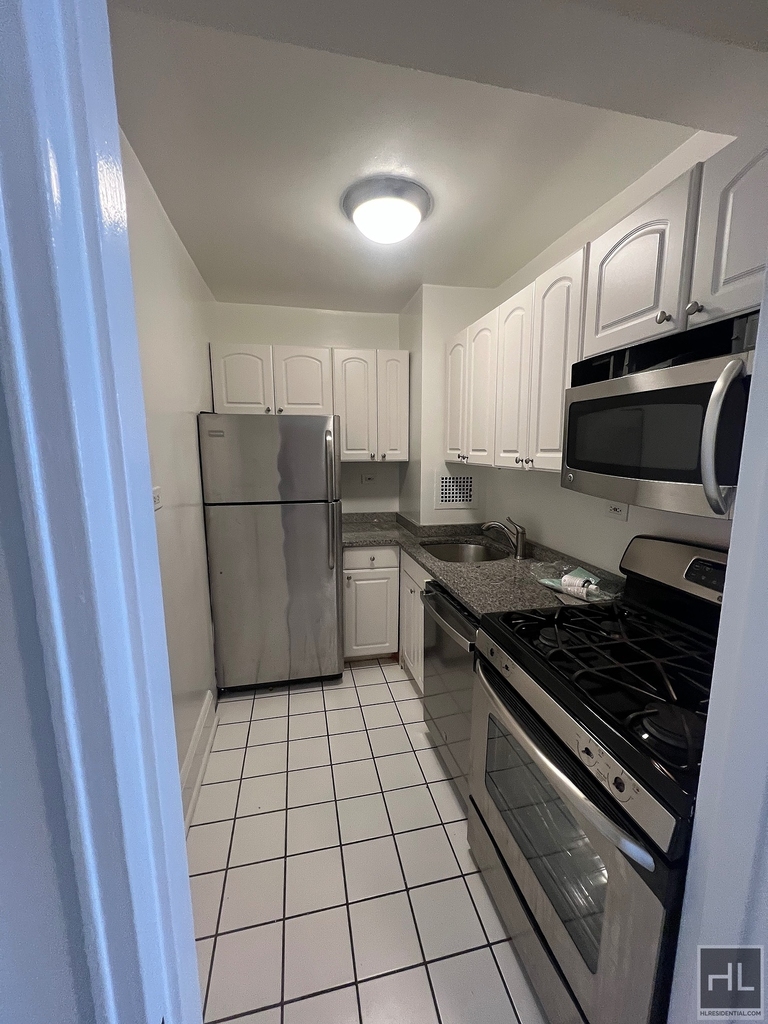 East 79th Street - Photo 6
