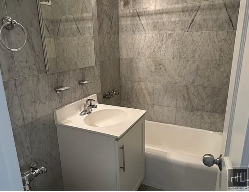 East 79th Street - Photo 4