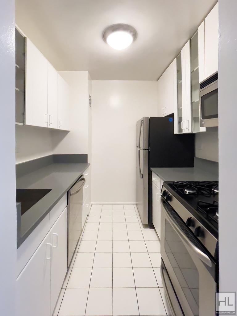 East 49 Street - Photo 7