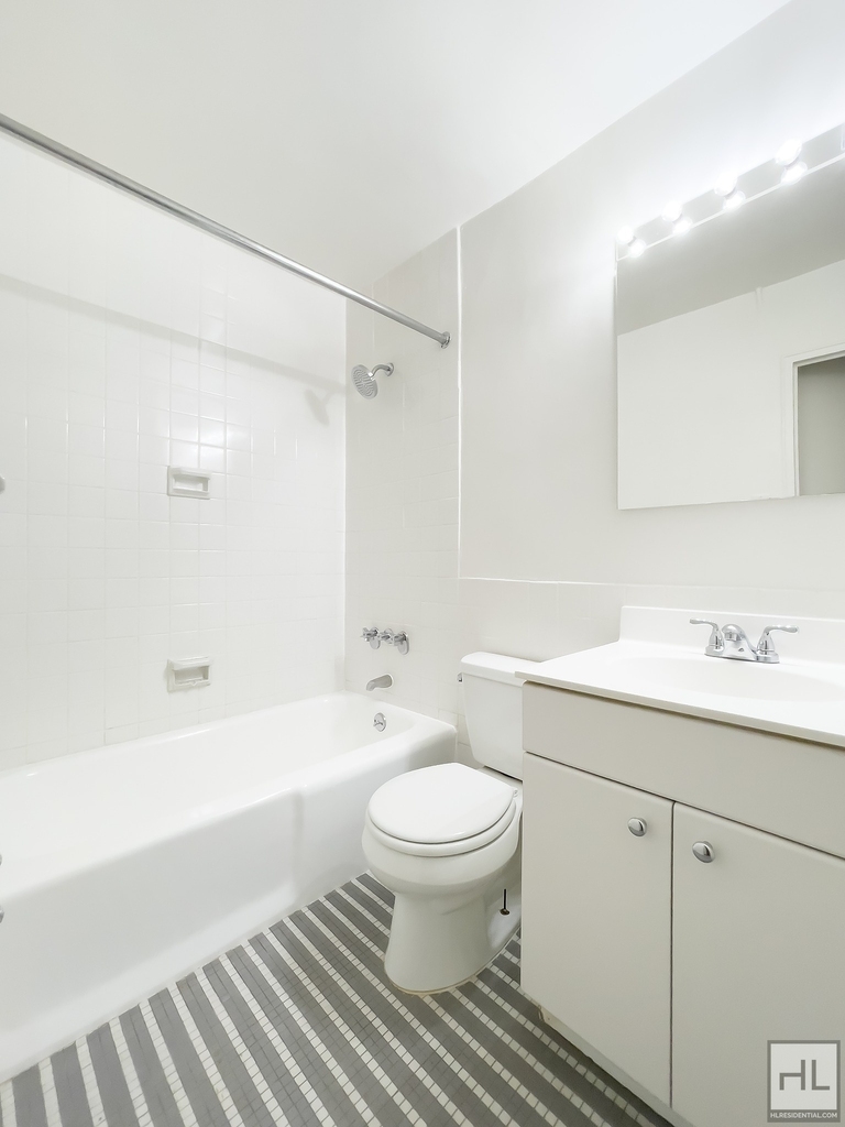 East 49 Street - Photo 8