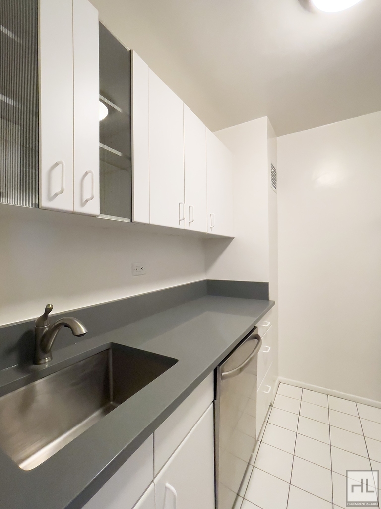 East 49 Street - Photo 11