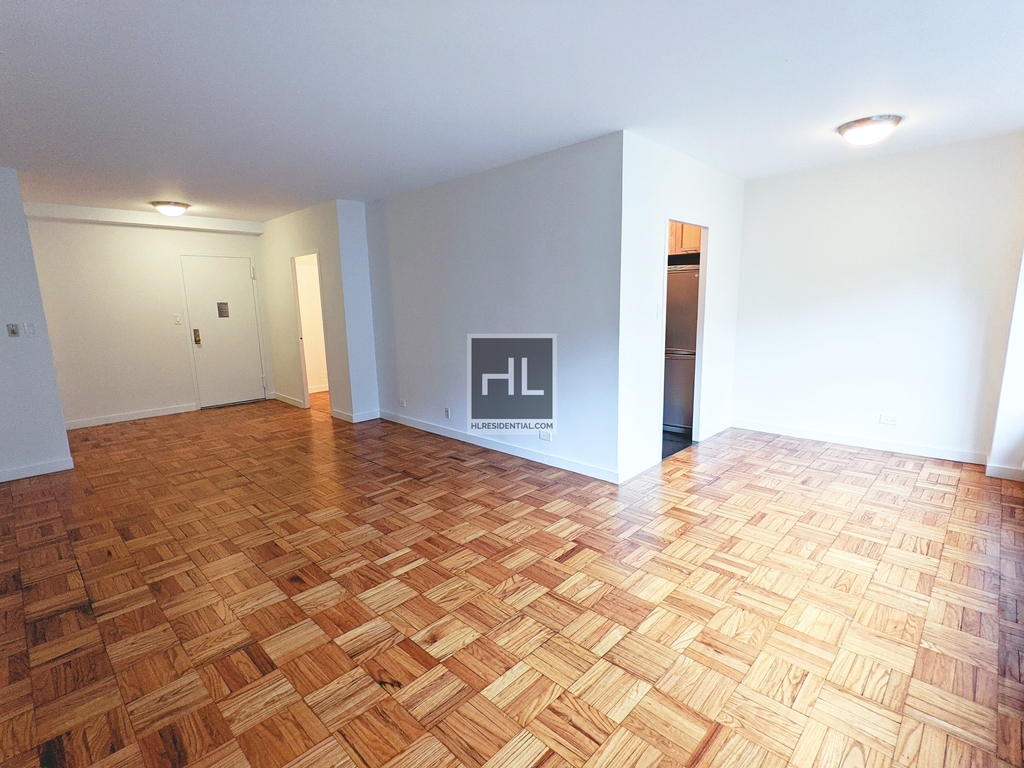 East 55 Street - Photo 9