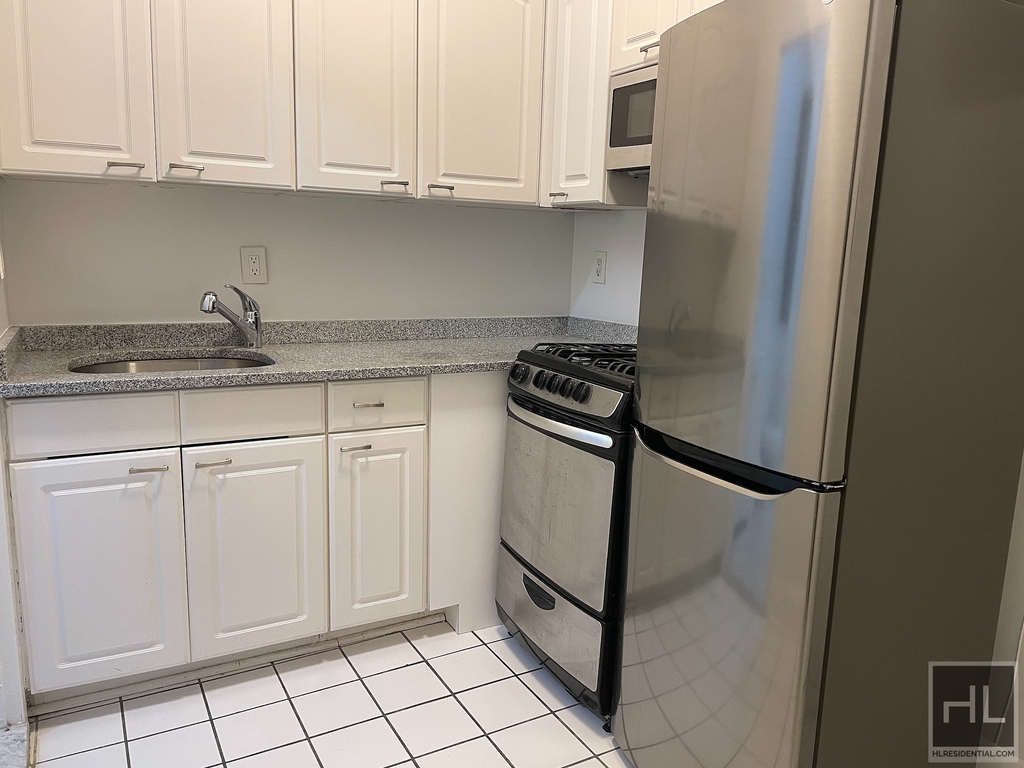 East 80 Street - Photo 14