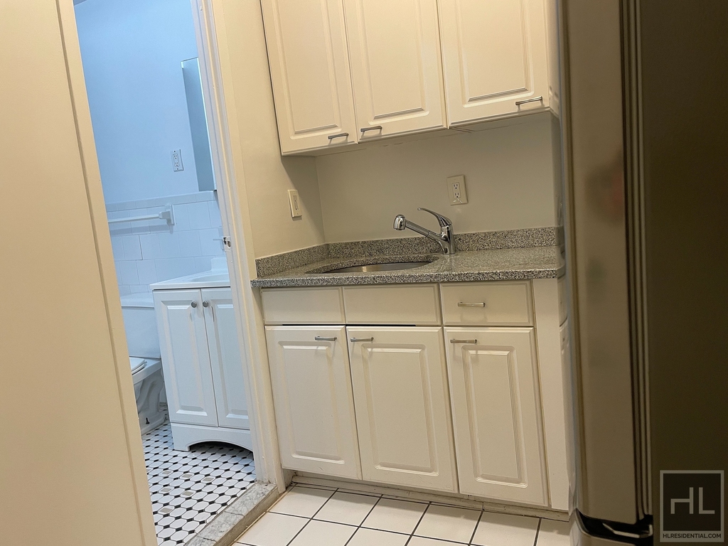 East 80 Street - Photo 16