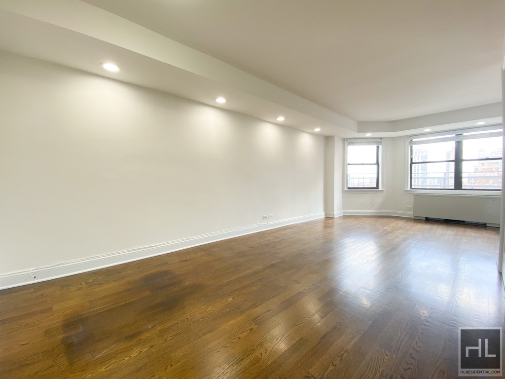 E 82 St - Photo 0
