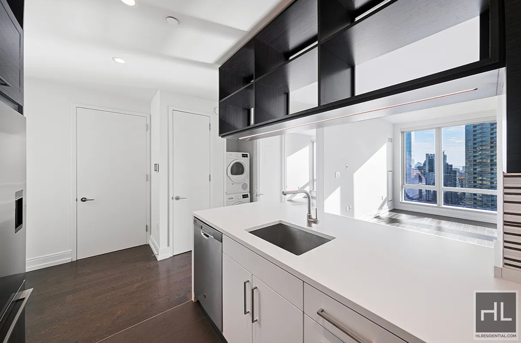 10th Avenue - Photo 3