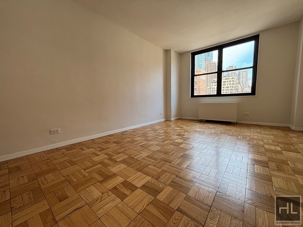 East 49 Street - Photo 1