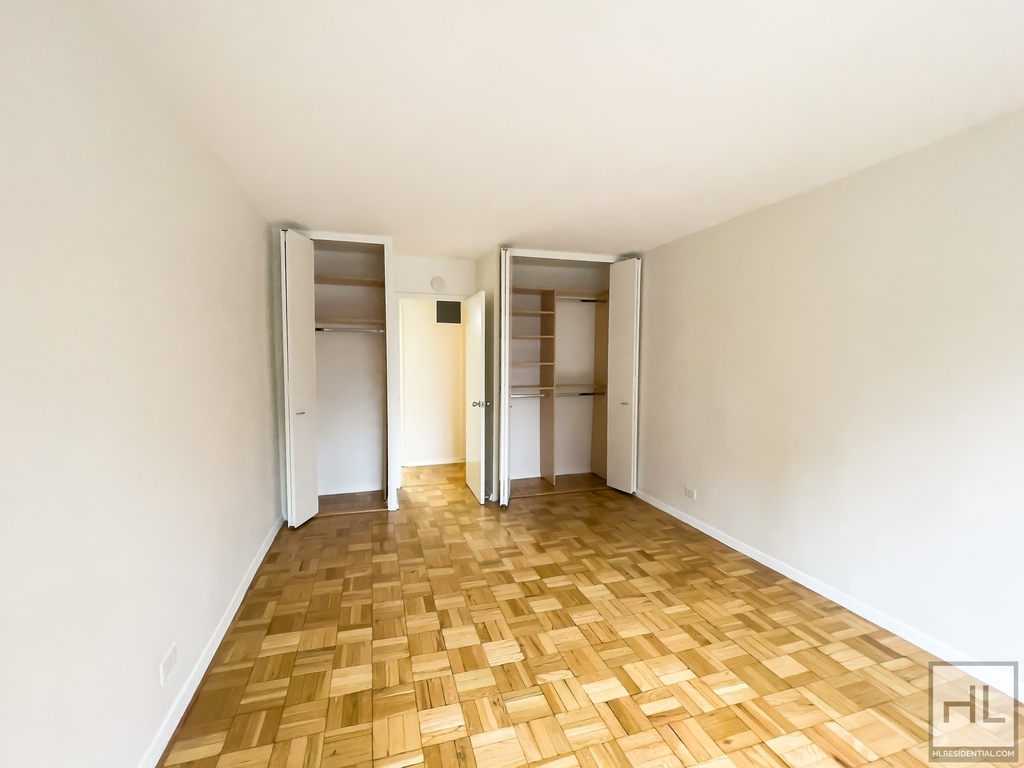 East 49 Street - Photo 4