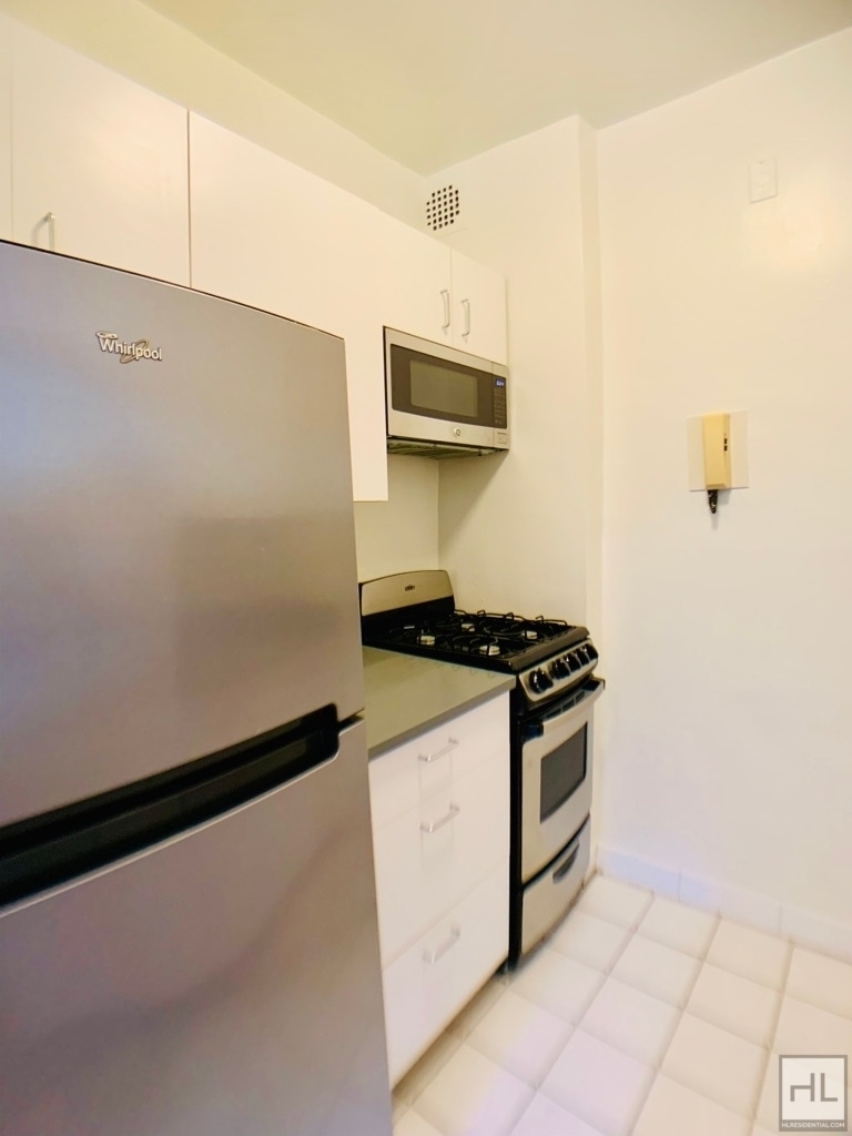 East 55 Street - Photo 3